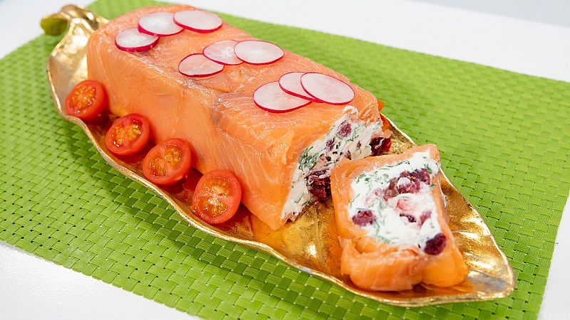 Tarrina de salmón ahumado con verduras y queso crema
