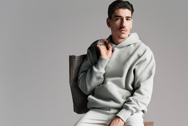 El futbolista Héctor Bellerín sorprende como diseñador de moda sostenible