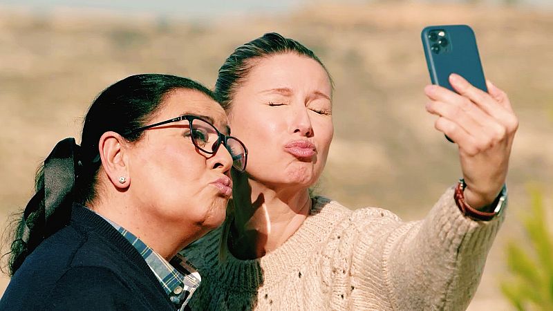 Anne Igartiburu y María del Monte comparten confidencias en 'Dos parejas y un destino'