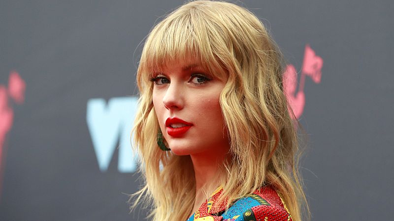 Taylor Swift anuncia la reedición de 'Fearless' y publica la nueva versión de "Love Story"