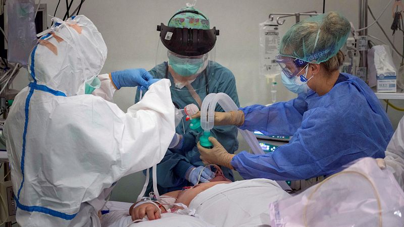 Descubren que la combinación de dos fármacos reduce a la mitad la mortalidad de los pacientes más graves de COVID-19