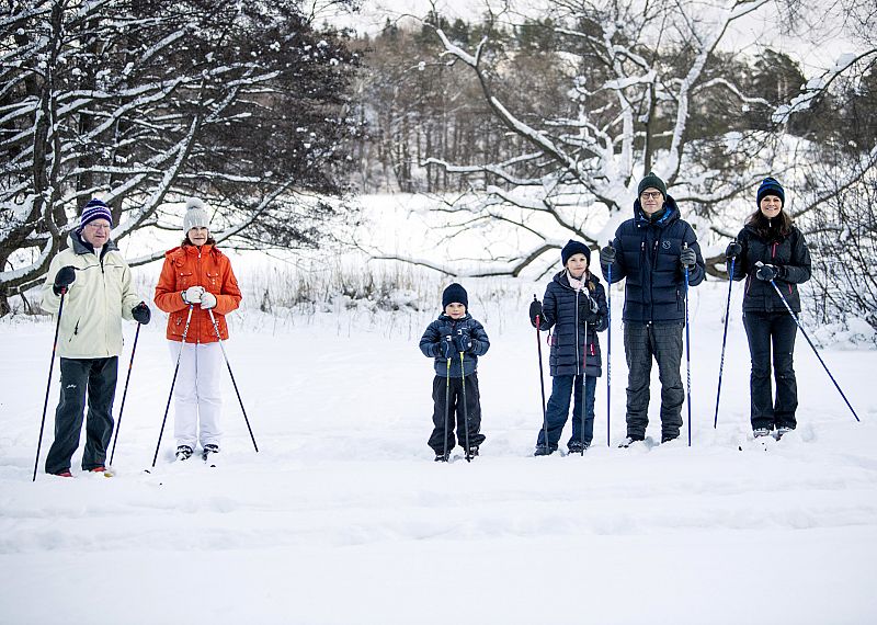 La familia real sueca posa en la nieve mientras se prepara la serie sobre sus vidas