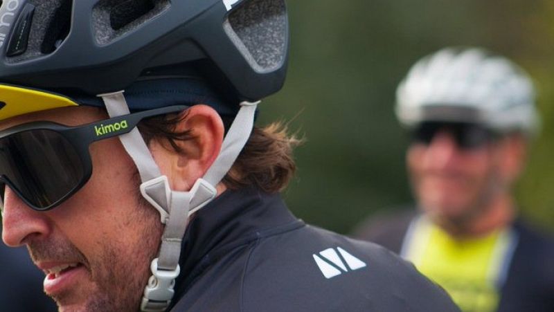 Fernando Alonso, atropellado por un coche cuando entrenaba en su bicicleta