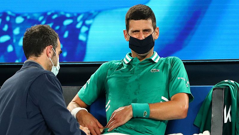 Djokovic sufre horrores ante Fritz pero sella su pase a octavos de final en Melbourne