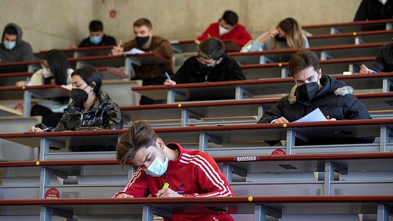 La mitad de los estudiantes aún no ha cobrado la beca del Ministerio: "Los más vulnerables lo acaban dejando"