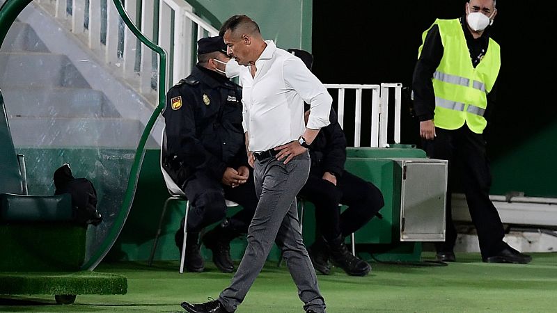 Dimite Jorge Almirón como entrenador del Elche tras la derrota frente al Celta de Vigo
