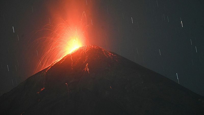 La creciente actividad de dos volcanes moviliza Guatemala