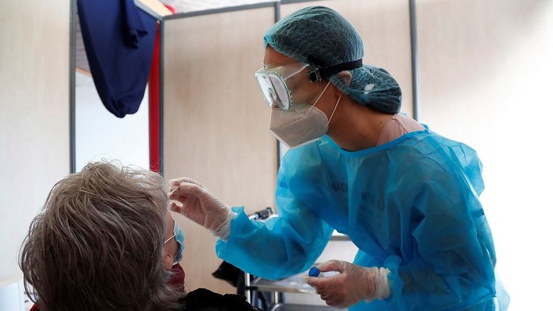 Los expertos europeos piden más restricciones ante la propagación de las variantes más contagiosas de coronavirus