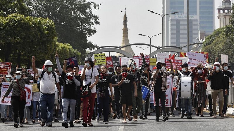 Miles de personas vuelven a manifestarse en Birmania tras la tercera noche sin internet