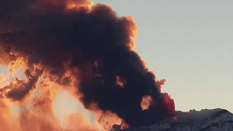 Catania y sus alrededores, cubiertos de ceniza tras la violenta erupción del volcán Etna