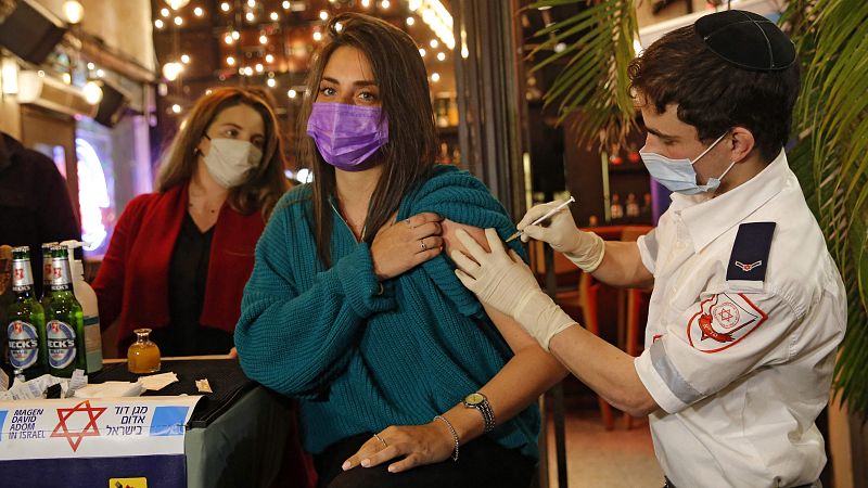 La vacuna de Pfizer es efectiva al 85% solo con la primera dosis, según un estudio israelí