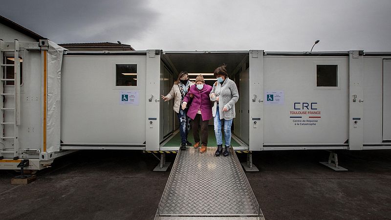En taxi, hospital mvil y a baja temperatura: el viaje de la vacuna de la COVID-19 por la Espaa rural