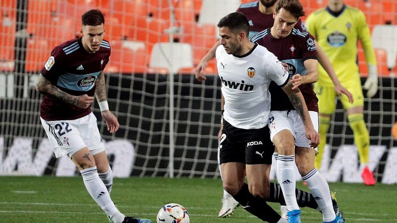 El Valencia sufre para ganar a un Celta con diez y Escribá debuta con victoria en Elche