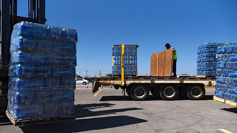 Trece millones de personas siguen sin suministro de agua potable en Texas, tras el paso del temporal