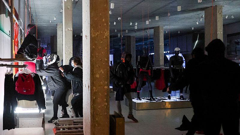 Destrozos y saqueos en la quinta noche de protestas en Cataluña en apoyo a Pablo Hasel