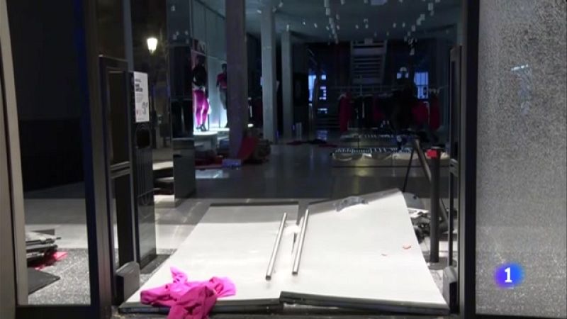 Cinquena nit de protestes amb saquejos i barricades al Passeig de Gràcia de Barcelona