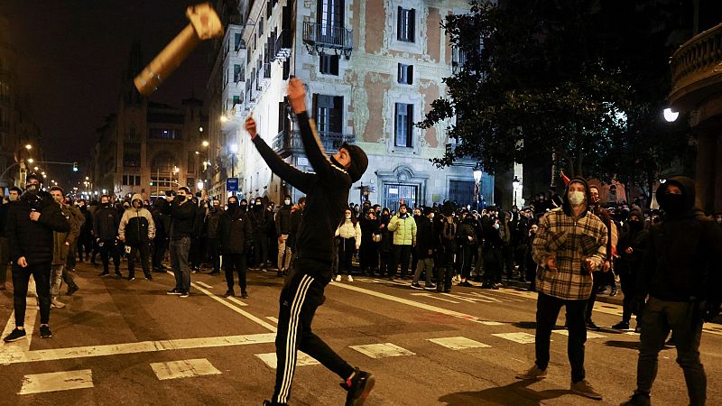 Grupos de manifestantes arrojan objetos a los Mossos en una nueva protesta en apoyo a Hasel en Barcelona