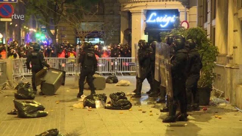 Sisena nit de protestes a Barcelona amb incidents, però de menor intensitat