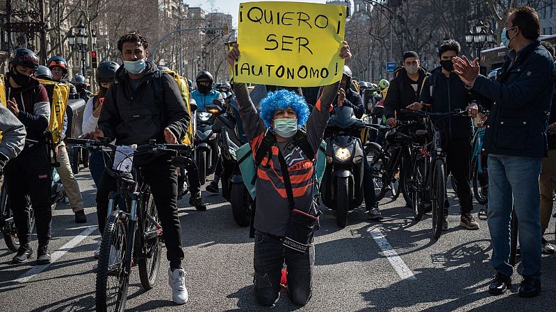 La imagen viral de un repartidor de Glovo estudiando bajo una farola causa estupor