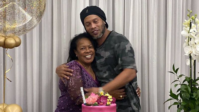 Ronaldinho, roto de dolor por la muerte de su madre por coronavirus