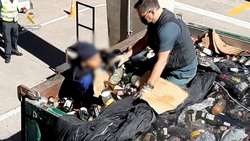 La Guardia Civil rescata a 41 personas en el puerto de Melilla ocultas en bateas entre restos de vidrios y cenizas