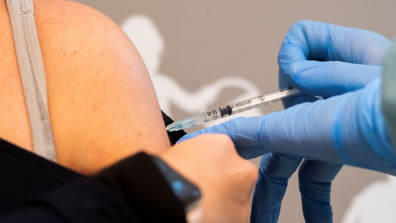 Andaluca comienza ya a vacunar a sus docentes y en unos das a los cuerpos de seguridad