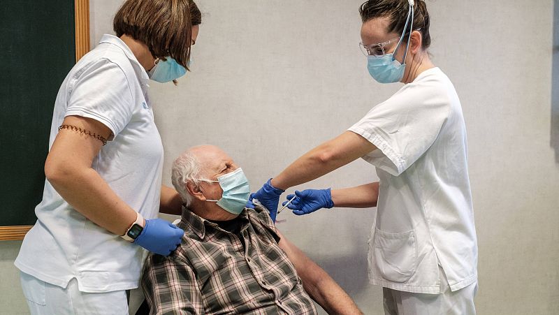 Solo el 0,15% de los vacunados contra la COVID-19 han notificado reacciones adversas, que son muy leves