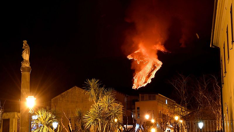 El volcán Etna vuelve a entrar en erupción con columnas humo de hasta mil metros de altura
