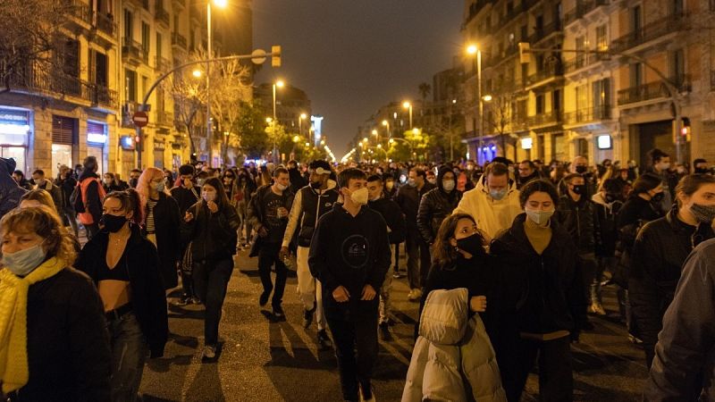 Barricadas y lanzamientos de objetos en la octava noche de protestas en Barcelona a favor de la libertad de Pablo Hasel