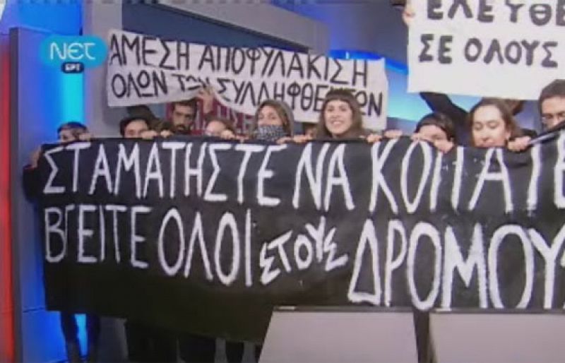 Un grupo de jóvenes interrumpe el telediario de la televisión pública griega