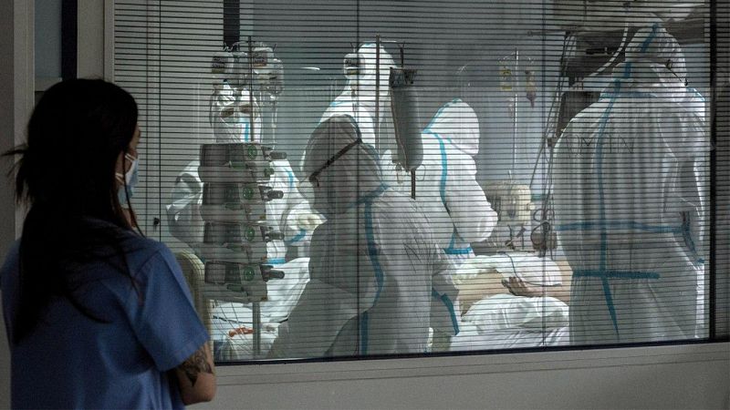 La ocupación de las UCI desciende con la caída de los casos, pero aún tardará en salir de los niveles de riesgo