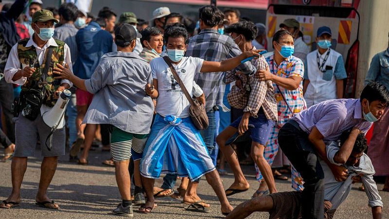 Se elevan a ocho los muertos por la violencia tras el golpe de Estado en Birmania