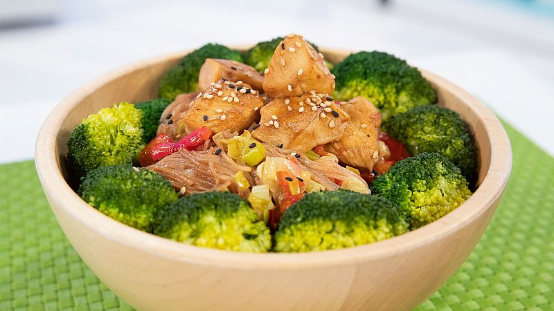 Tallarines de arroz integrales con brócoli y pollo teriyaki
