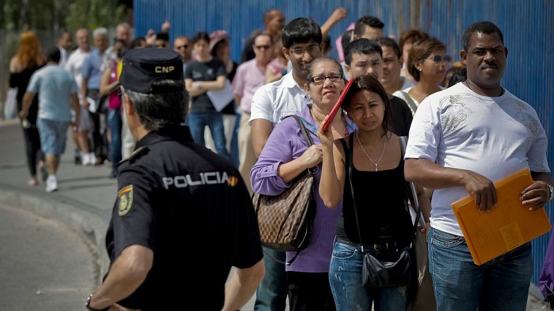De luchar contra la pandemia a ir a juicio para seguir en España: el periplo "kafkiano" de sanitarios extranjeros