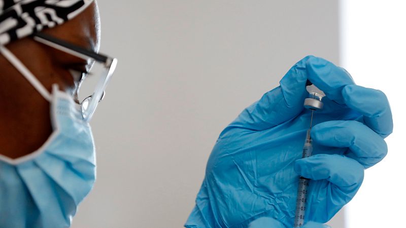 La vacuna de Pfizer reduce significativamente el riesgo de transmisión desde la primera dosis, según un estudio