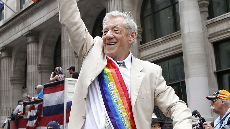 Ian McKellen pide que se apoye a las personas trans (e internet se lo agradece)
