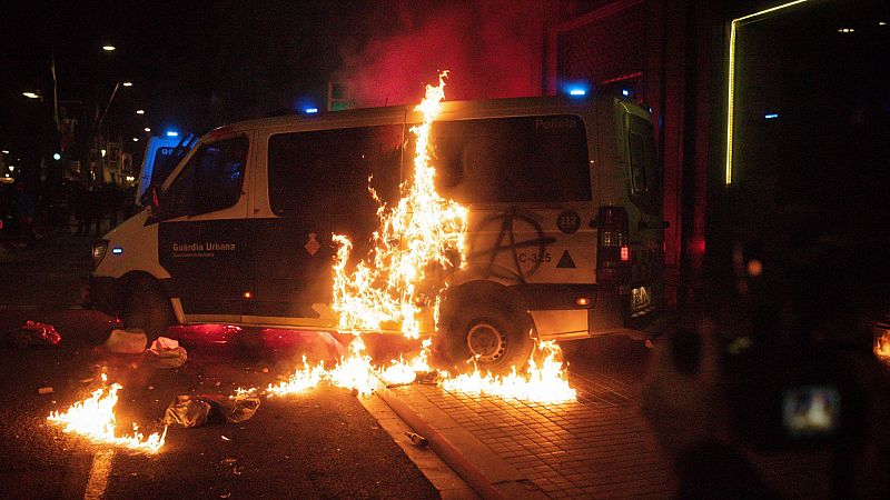 Manifestantes a favor de Hasel atacan una comisaría en una nueva noche de disturbios en Barcelona