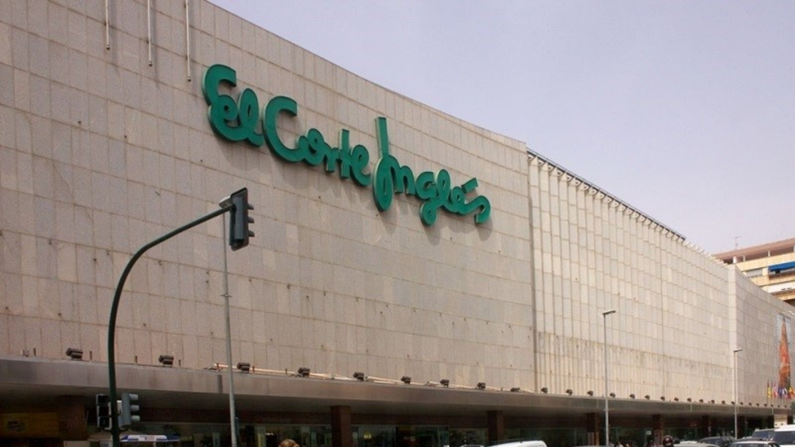 El Corte Inglés presenta a los sindicatos el plan para recortar entre 3.000 y 3.500 empleos de su plantilla
