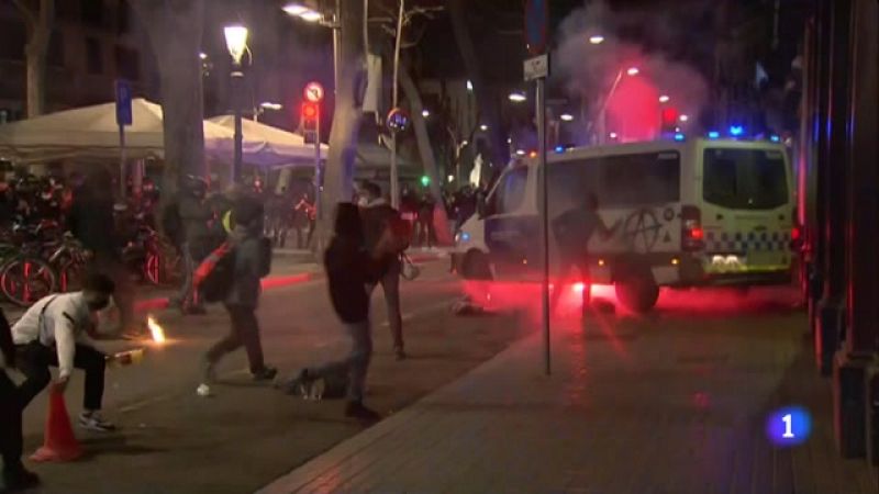 Aldarulls i atacs a bancs, comerços i a la comissaria de la Rambla en una nova nit d'incidents a Barcelona