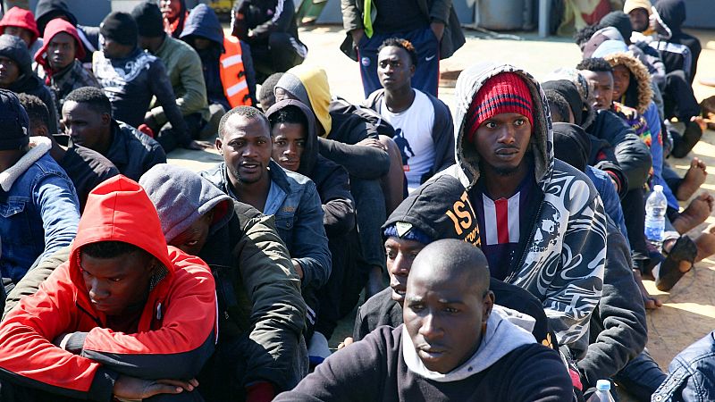 Mueren 15 migrantes al naufragar un bote neumático que lanzó una llamada de socorro frente a Libia