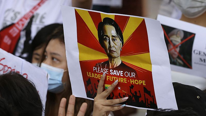 Un tribunal birmano presenta nuevos cargos por "incitación" contra Suu Kyi, mientras se limita la retirada de efectivo