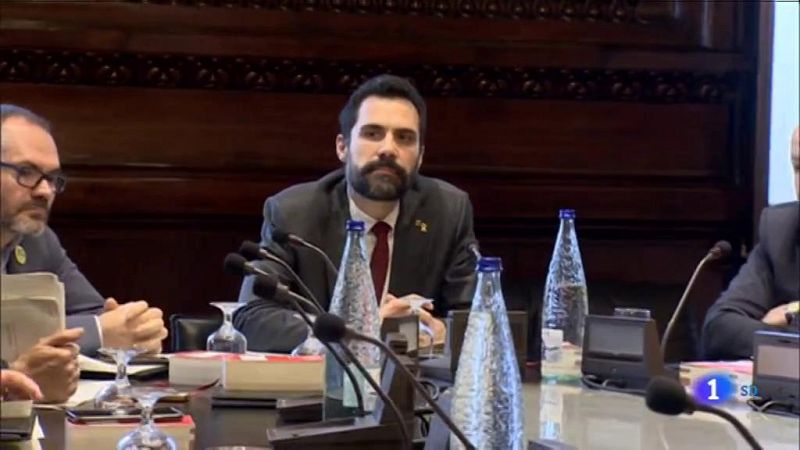 La fiscalia es querella contra Torrent i tres membres de la mesa per desobediència