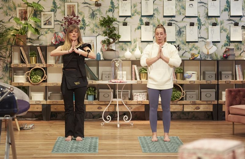 El yoga salva a Laura de la expulsión