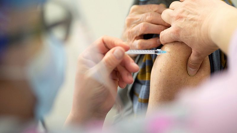 Francia aprueba la vacuna de AstraZeneca para personas de entre 65 y 75 años con otras patologías previas