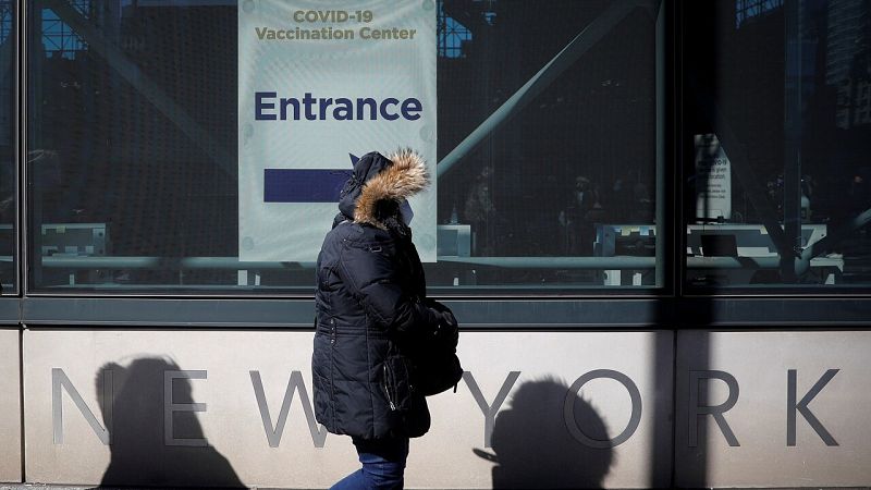 Nueva York ensaya un "pase COVID" para vacunados y negativos "para acelerar la reapertura de teatros o estadios"