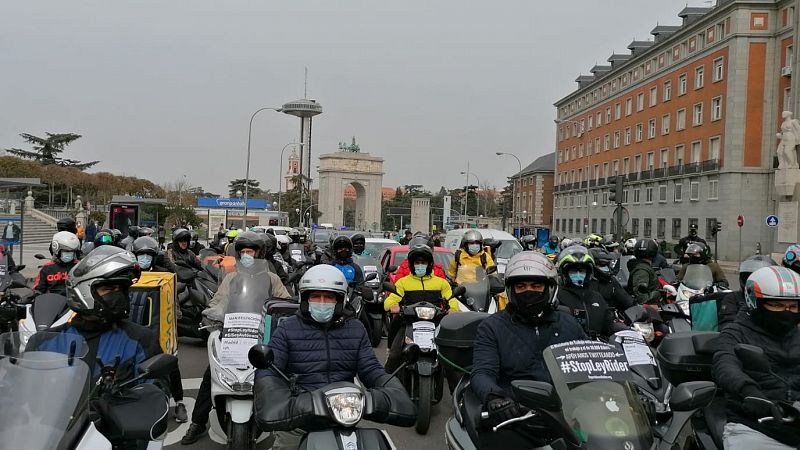 Más de 2.000 repartidores se manifiestan para pedir que la ley de 'riders' les permita ser autónomos