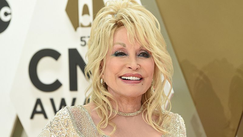 Dolly Parton prueba de su propia medicina: se inyecta la vacuna contra el COVID que ella misma financió