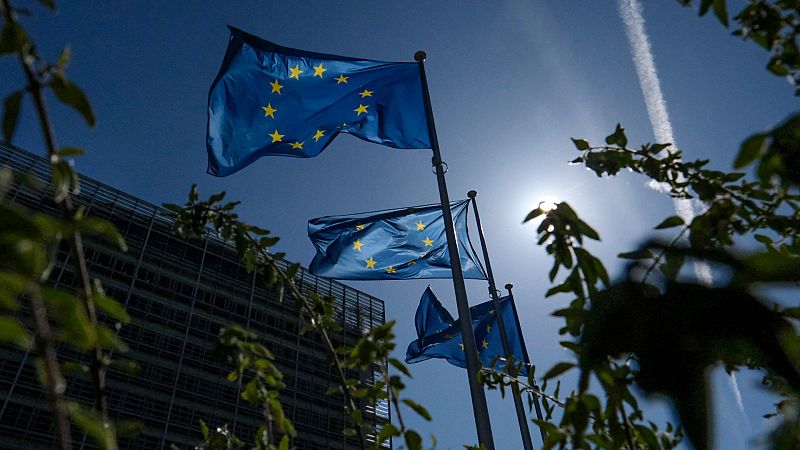 La Comisión Europea aboga por mantener la suspensión de las normas de déficit y deuda en 2022