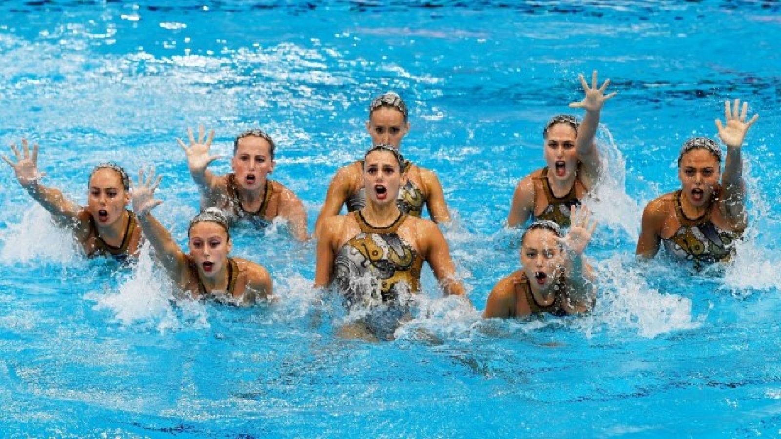 El equipo de Natación Artística usa el lenguaje de signos - Telediario 1 | Ver