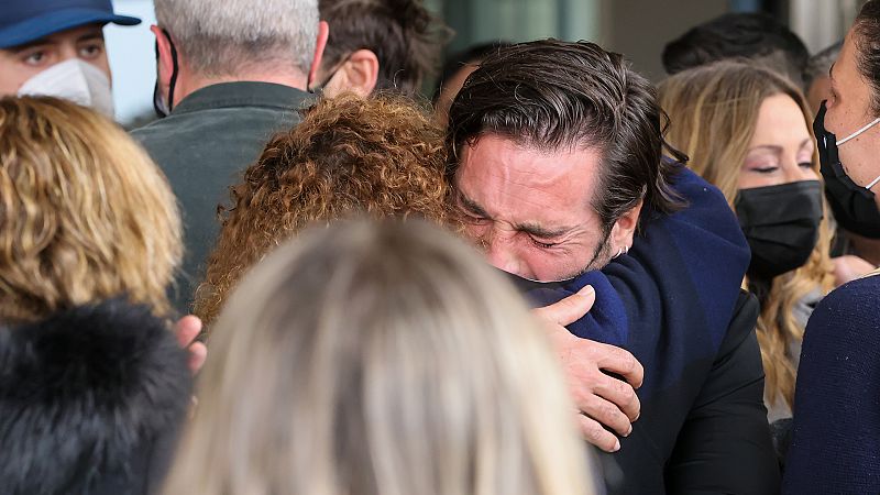 David Bustamante llorando, la imagen más devastadora del entierro de Álex Casademunt